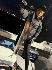 前日の渋さを吹き飛ばすアタリ連発！パターンを掴んで良型連発の博多湾タチウオ