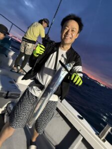前日の渋さを吹き飛ばすアタリ連発！パターンを掴んで良型連発の博多湾タチウオ