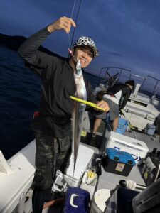 前日の渋さを吹き飛ばすアタリ連発！パターンを掴んで良型連発の博多湾タチウオ