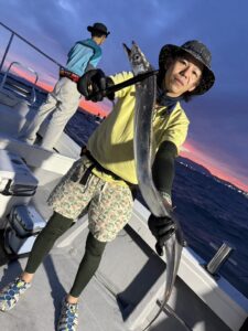 前日の渋さを吹き飛ばすアタリ連発！パターンを掴んで良型連発の博多湾タチウオ