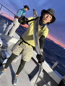 前日の渋さを吹き飛ばすアタリ連発！パターンを掴んで良型連発の博多湾タチウオ