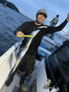 前日の渋さを吹き飛ばすアタリ連発！パターンを掴んで良型連発の博多湾タチウオ