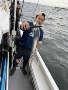 前日の渋さを吹き飛ばすアタリ連発！パターンを掴んで良型連発の博多湾タチウオ