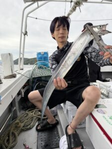 前日の渋さを吹き飛ばすアタリ連発！パターンを掴んで良型連発の博多湾タチウオ