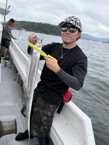 前日の渋さを吹き飛ばすアタリ連発！パターンを掴んで良型連発の博多湾タチウオ