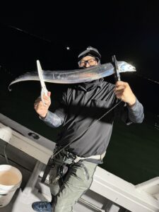 潮変わりから移動を重ねて拾い釣り！初挑戦でF6サイズ出現の博多湾タチウオ