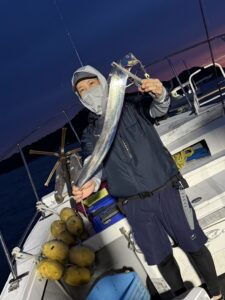 潮変わりから移動を重ねて拾い釣り！初挑戦でF6サイズ出現の博多湾タチウオ