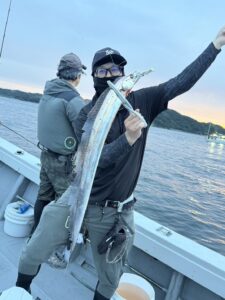 潮変わりから移動を重ねて拾い釣り！初挑戦でF6サイズ出現の博多湾タチウオ