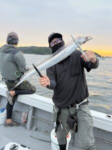 潮変わりから移動を重ねて拾い釣り！初挑戦でF6サイズ出現の博多湾タチウオ
