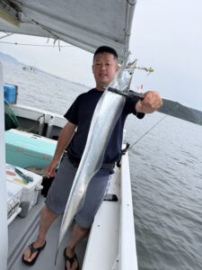 潮変わりから移動を重ねて拾い釣り！初挑戦でF6サイズ出現の博多湾タチウオ