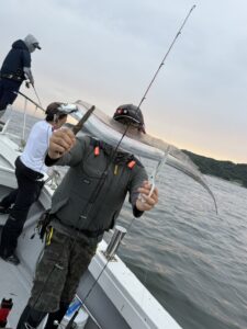 潮変わりから移動を重ねて拾い釣り！初挑戦でF6サイズ出現の博多湾タチウオ