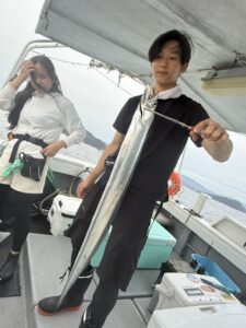 潮変わりから移動を重ねて拾い釣り！初挑戦でF6サイズ出現の博多湾タチウオ