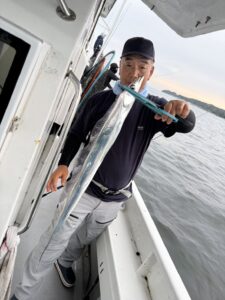潮変わりから移動を重ねて拾い釣り！初挑戦でF6サイズ出現の博多湾タチウオ