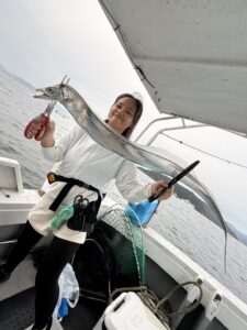 潮変わりから移動を重ねて拾い釣り！初挑戦でF6サイズ出現の博多湾タチウオ