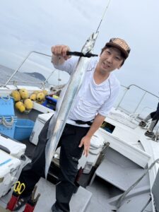潮変わりから移動を重ねて拾い釣り！初挑戦でF6サイズ出現の博多湾タチウオ