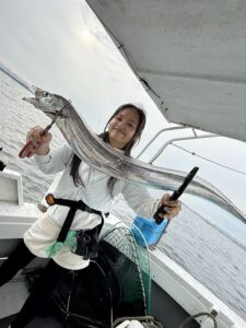 潮変わりから移動を重ねて拾い釣り！初挑戦でF6サイズ出現の博多湾タチウオ