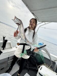 潮変わりから移動を重ねて拾い釣り！初挑戦でF6サイズ出現の博多湾タチウオ
