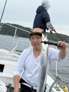 潮変わりから移動を重ねて拾い釣り！初挑戦でF6サイズ出現の博多湾タチウオ
