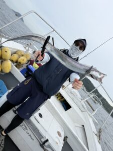 潮変わりから移動を重ねて拾い釣り！初挑戦でF6サイズ出現の博多湾タチウオ