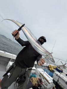 潮変わりから移動を重ねて拾い釣り！初挑戦でF6サイズ出現の博多湾タチウオ