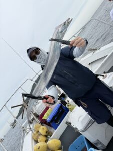 潮変わりから移動を重ねて拾い釣り！初挑戦でF6サイズ出現の博多湾タチウオ