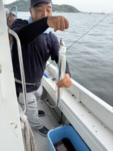 潮変わりから移動を重ねて拾い釣り！初挑戦でF6サイズ出現の博多湾タチウオ