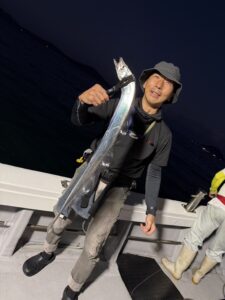 朝マズメの良型から明るくなってF6ドラゴンサイズ出現！嬉しいゲストも登場の博多湾タチウオ