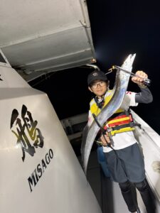 ポイント移動で好反応!途切れぬアタリとドラゴンサイズ連発の博多湾タチウオ