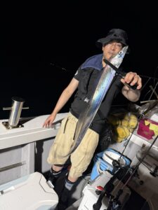 ポイント移動で好反応!途切れぬアタリとドラゴンサイズ連発の博多湾タチウオ