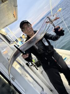 ポイント移動で好反応!途切れぬアタリとドラゴンサイズ連発の博多湾タチウオ