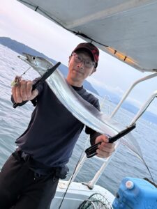 ポイント移動で好反応!途切れぬアタリとドラゴンサイズ連発の博多湾タチウオ