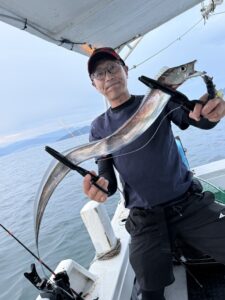 ポイント移動で好反応!途切れぬアタリとドラゴンサイズ連発の博多湾タチウオ