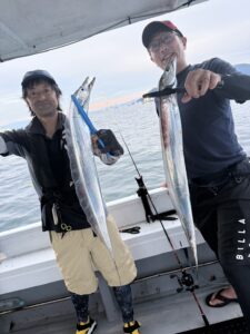 ポイント移動で好反応!途切れぬアタリとドラゴンサイズ連発の博多湾タチウオ
