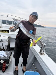 ポイント移動で好反応!途切れぬアタリとドラゴンサイズ連発の博多湾タチウオ