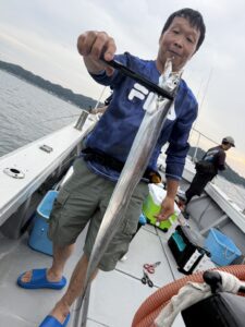 ポイント移動で好反応!途切れぬアタリとドラゴンサイズ連発の博多湾タチウオ