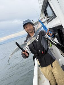 ポイント移動で好反応!途切れぬアタリとドラゴンサイズ連発の博多湾タチウオ