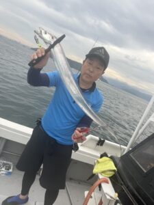 ポイント移動で好反応!途切れぬアタリとドラゴンサイズ連発の博多湾タチウオ