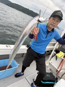 ポイント移動で好反応!途切れぬアタリとドラゴンサイズ連発の博多湾タチウオ