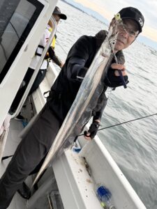 ポイント移動で好反応!途切れぬアタリとドラゴンサイズ連発の博多湾タチウオ