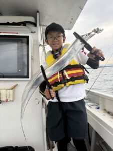 ポイント移動で好反応!途切れぬアタリとドラゴンサイズ連発の博多湾タチウオ