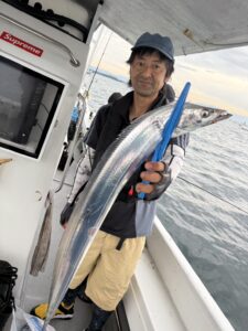 ポイント移動で好反応!途切れぬアタリとドラゴンサイズ連発の博多湾タチウオ