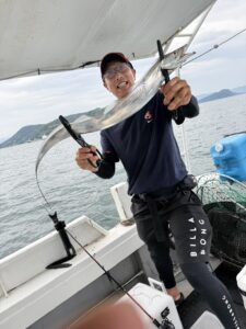 ポイント移動で好反応!途切れぬアタリとドラゴンサイズ連発の博多湾タチウオ