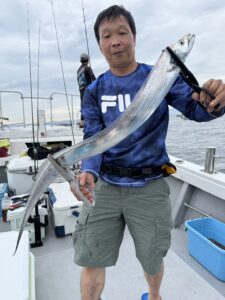 ポイント移動で好反応!途切れぬアタリとドラゴンサイズ連発の博多湾タチウオ