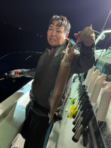 今期ラストはパラソル級連発!胴付きでトップ200杯を記録した夜焚きイカ釣り