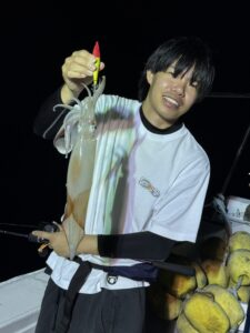 今期ラストはパラソル級連発!胴付きでトップ200杯を記録した夜焚きイカ釣り
