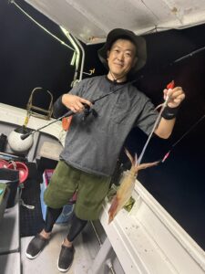 今期ラストはパラソル級連発!胴付きでトップ200杯を記録した夜焚きイカ釣り