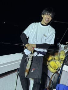 今期ラストはパラソル級連発!胴付きでトップ200杯を記録した夜焚きイカ釣り