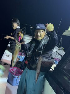 今期ラストはパラソル級連発!胴付きでトップ200杯を記録した夜焚きイカ釣り