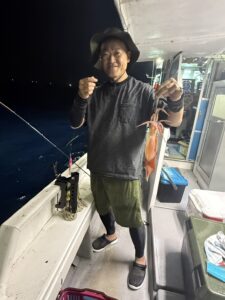 今期ラストはパラソル級連発!胴付きでトップ200杯を記録した夜焚きイカ釣り