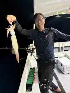 今期ラストはパラソル級連発!胴付きでトップ200杯を記録した夜焚きイカ釣り